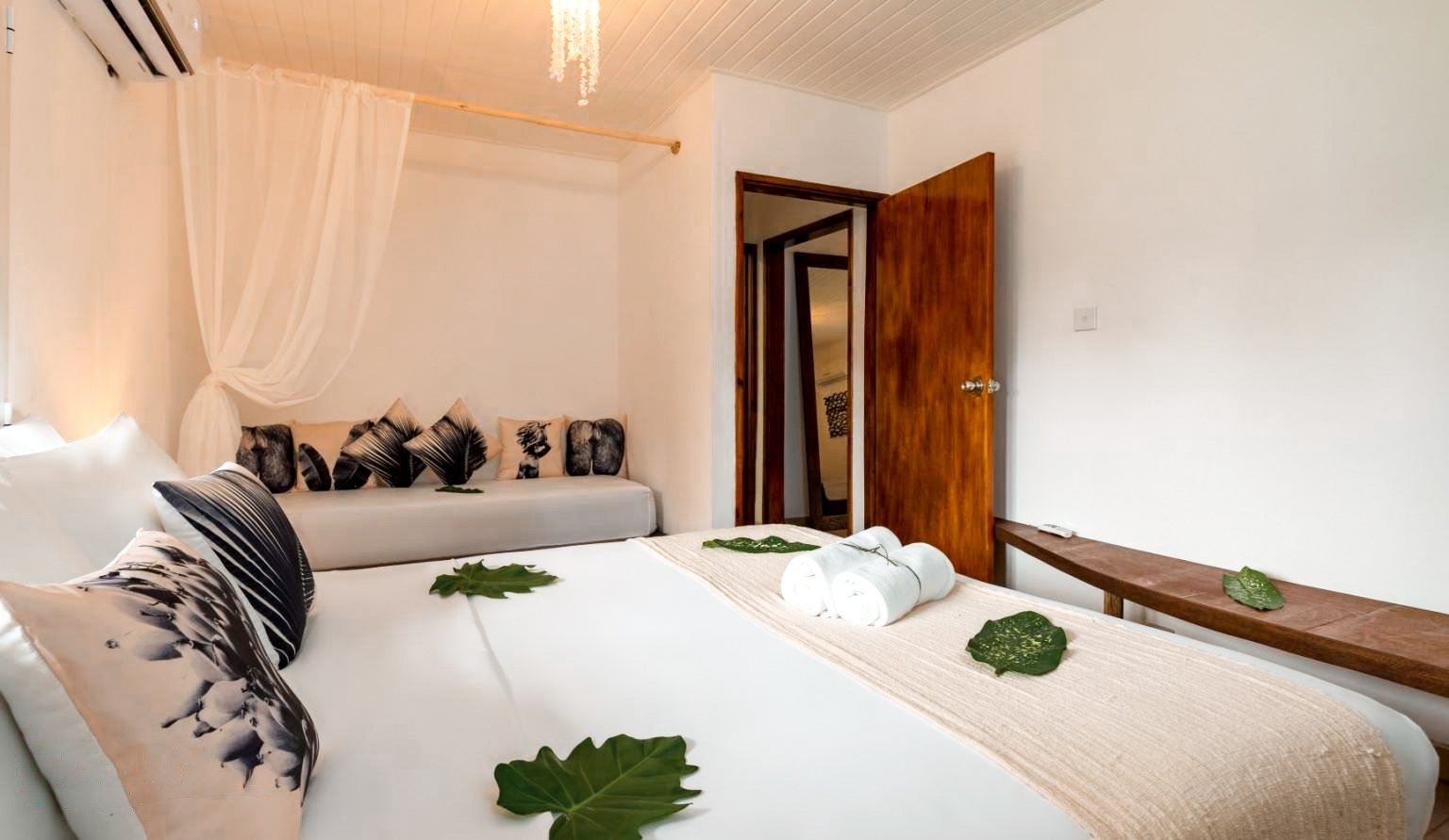 rooms-eden-garden--charm-room