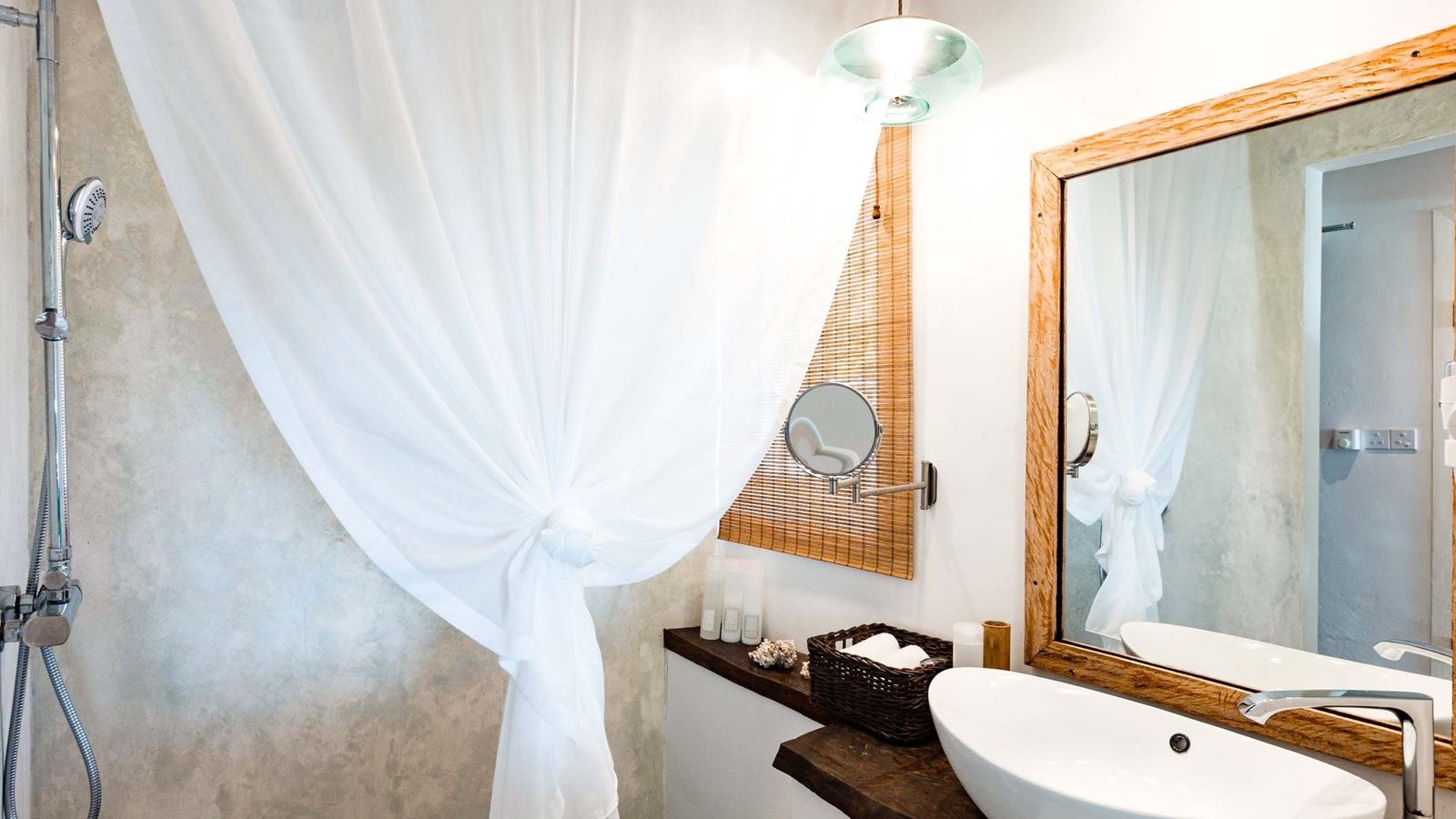 rooms-beach-house--beach-deluxe-room