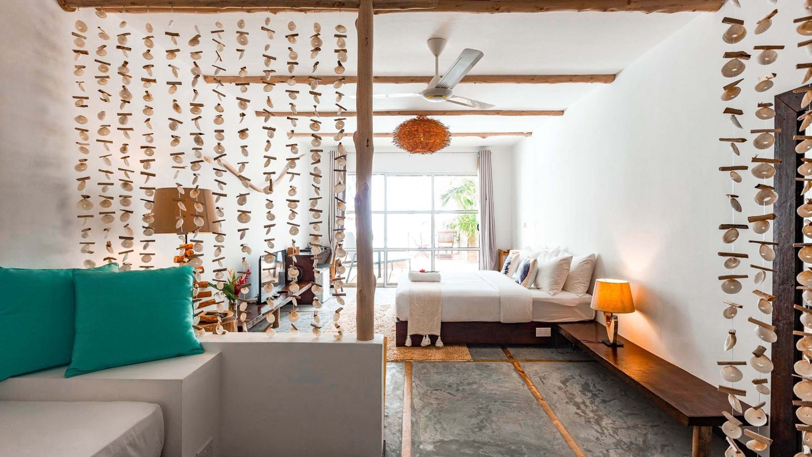 rooms-beach-house--beach-deluxe-room