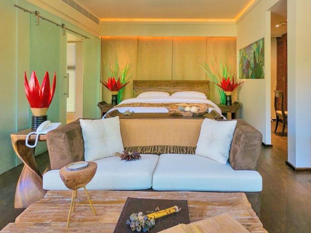 rooms-pool-view-suite