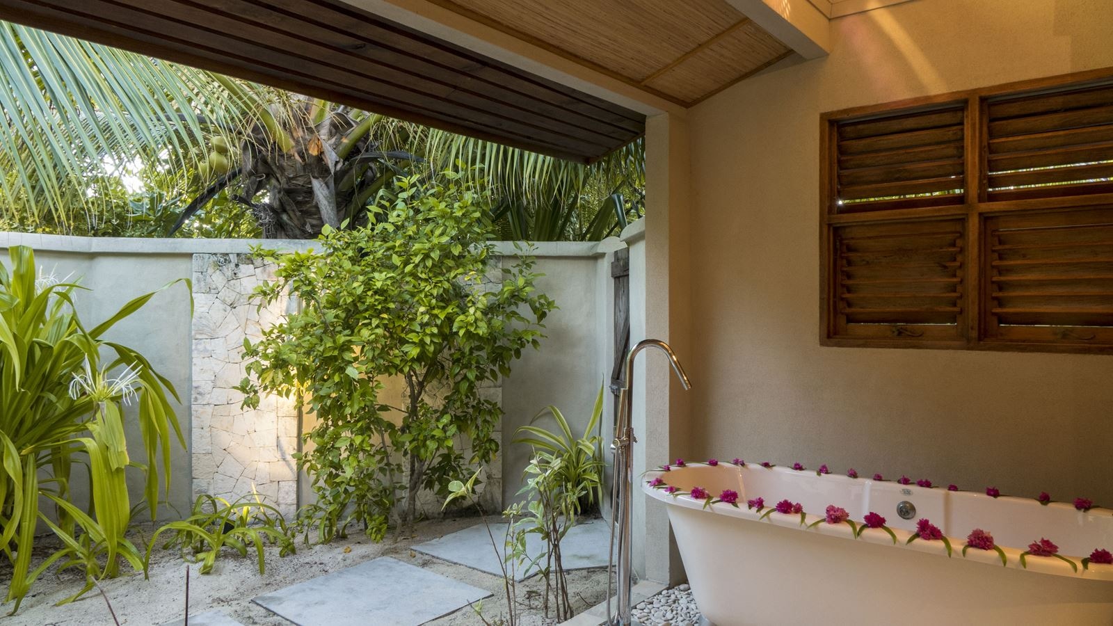 rooms-beachfront-spa-cottage