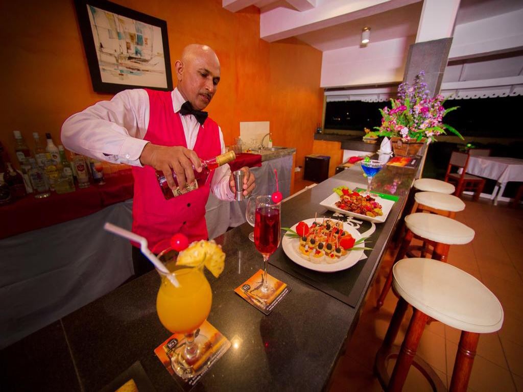 restaurants-captains-deck