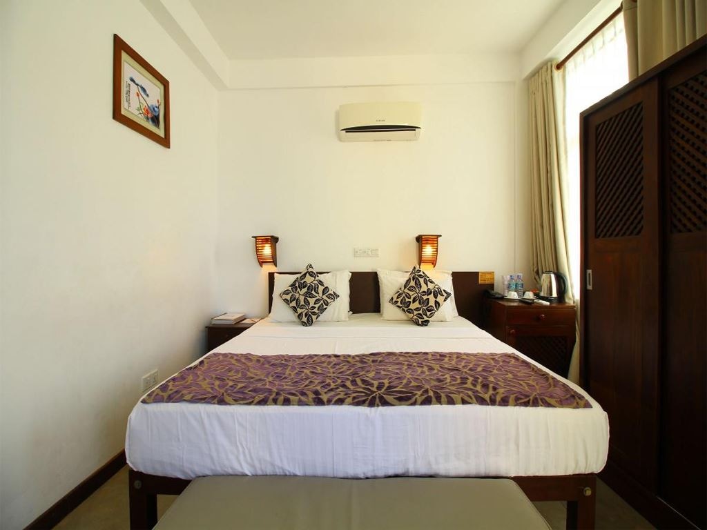 rooms-deluxe-double-with-side-sea-view-and-balcony