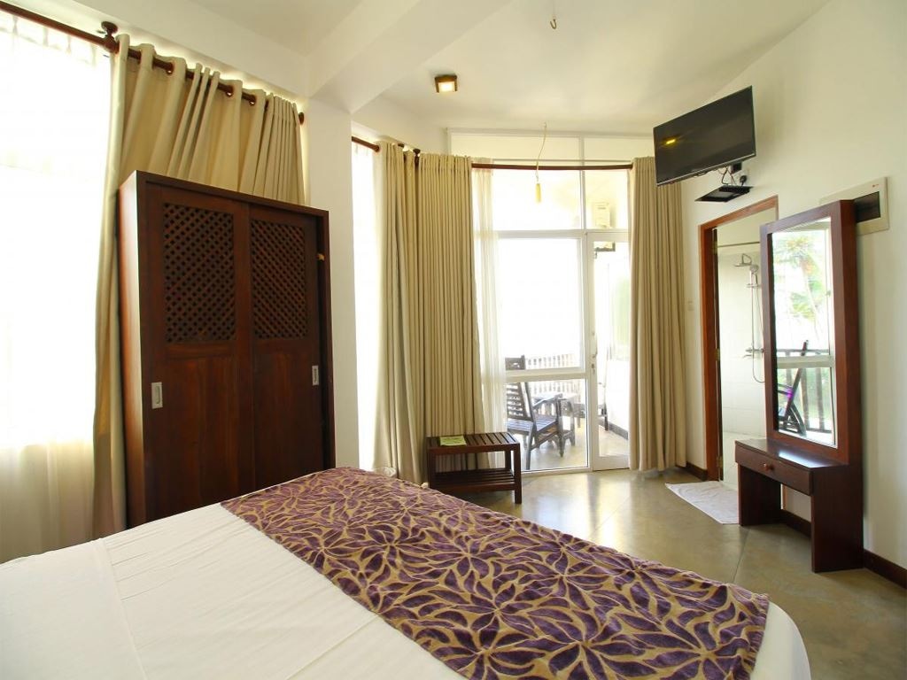 rooms-deluxe-double-with-side-sea-view-and-balcony