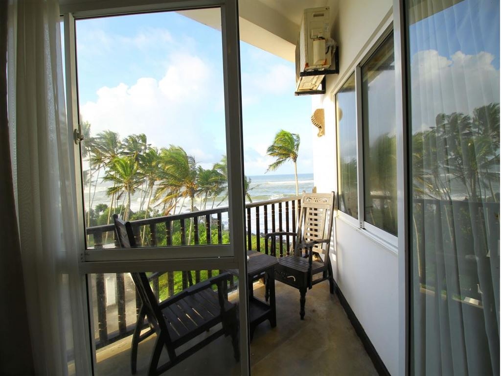 rooms-deluxe-double-with-side-sea-view-and-balcony