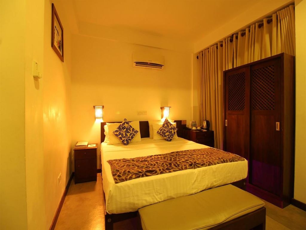 rooms-deluxe-partial-sea-view-and-balcony