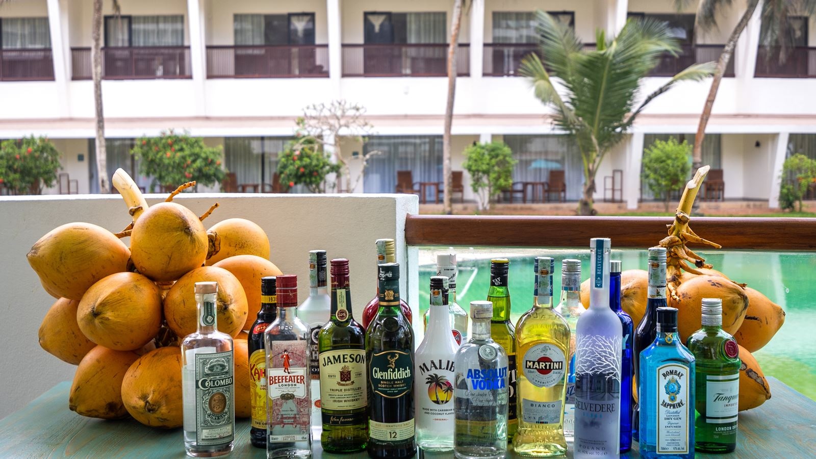 bars-splash-pool-bar