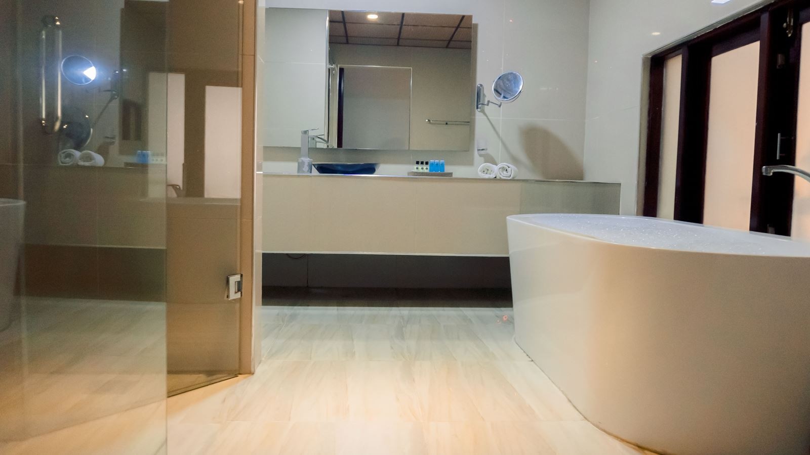 rooms-deluxe-king-suite