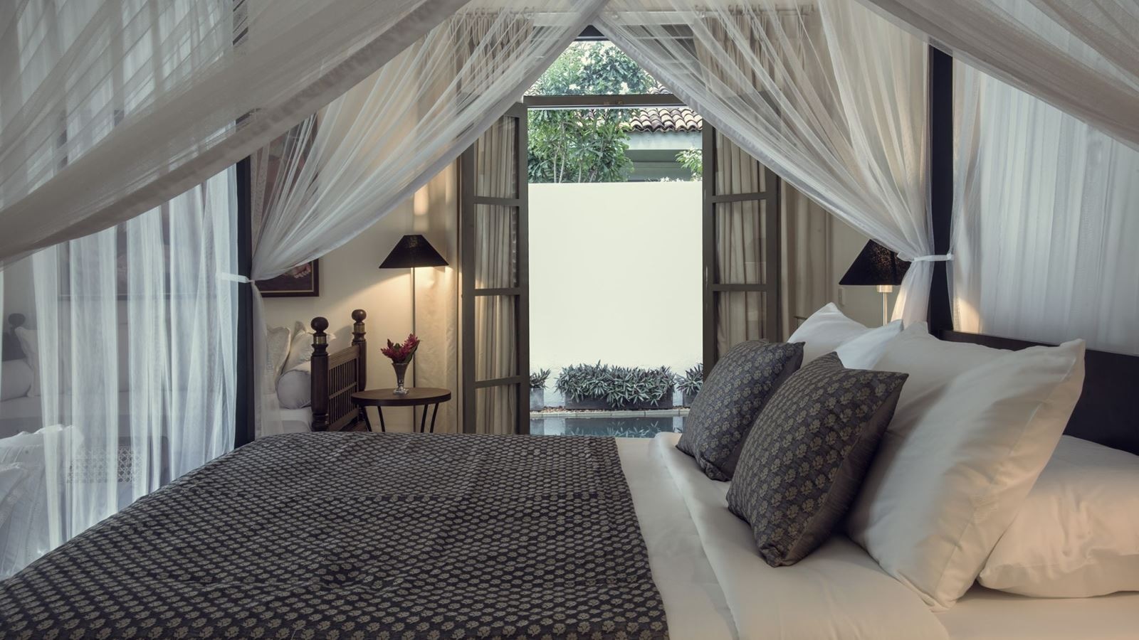 rooms-master-bedroom-with-plunge-pool