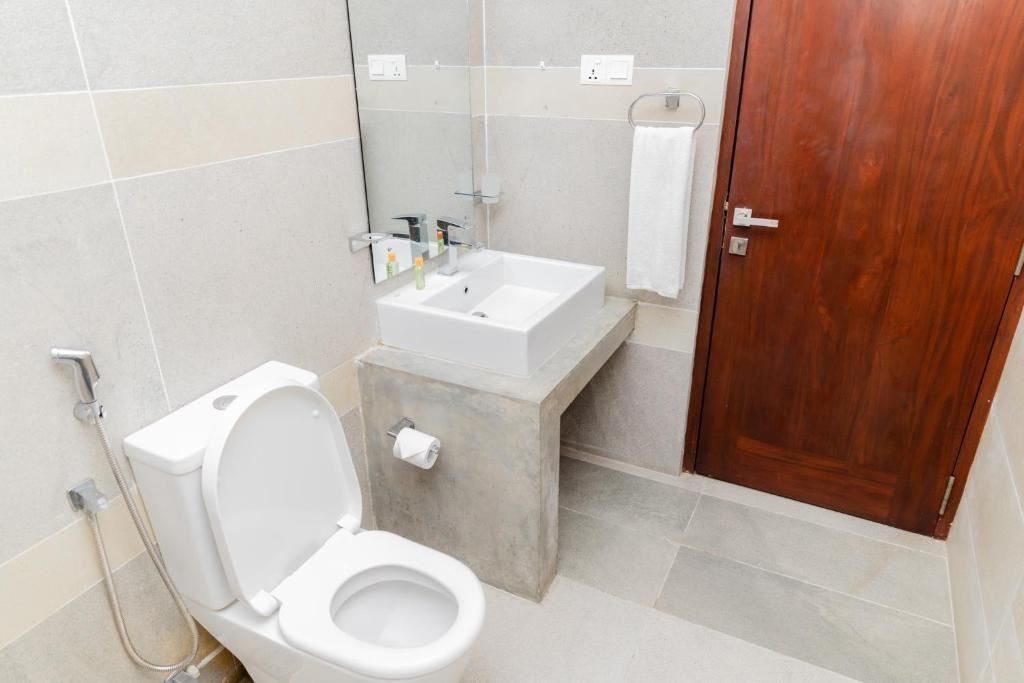 rooms-deluxe-side-sea-view-and-balcony