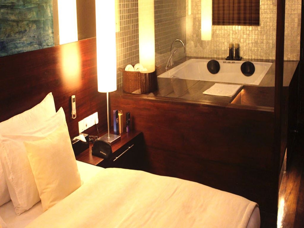 rooms-rose-petals-suites-with-jacuzzi