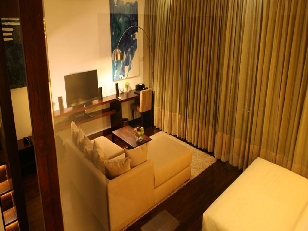 rooms-rose-petals-suites-with-jacuzzi