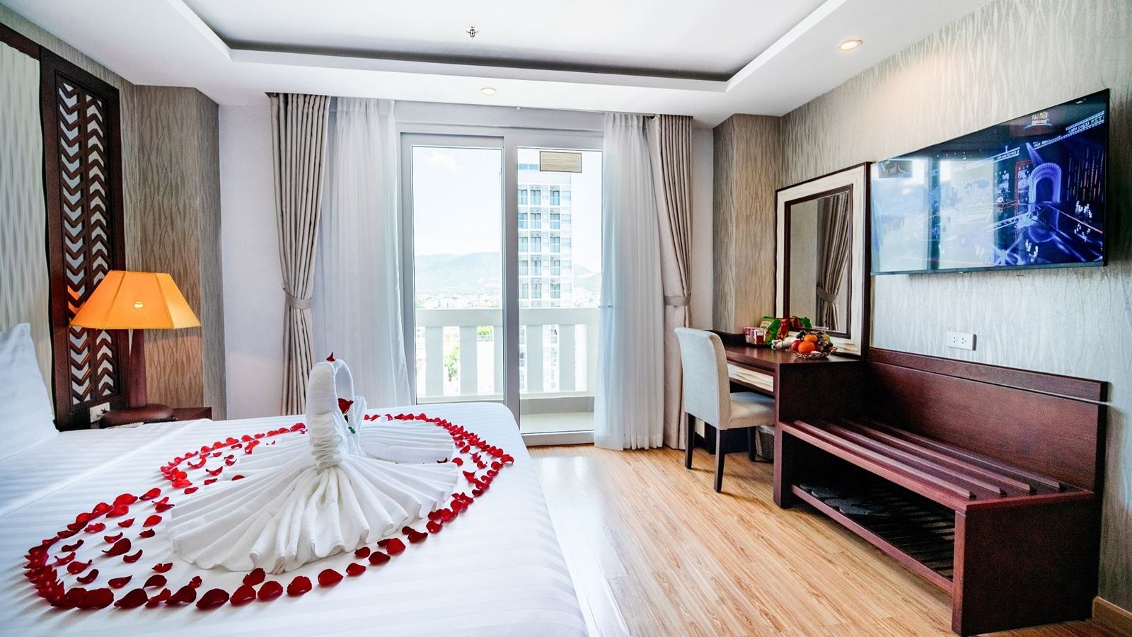 rooms-deluxe-city-view-with-balcony