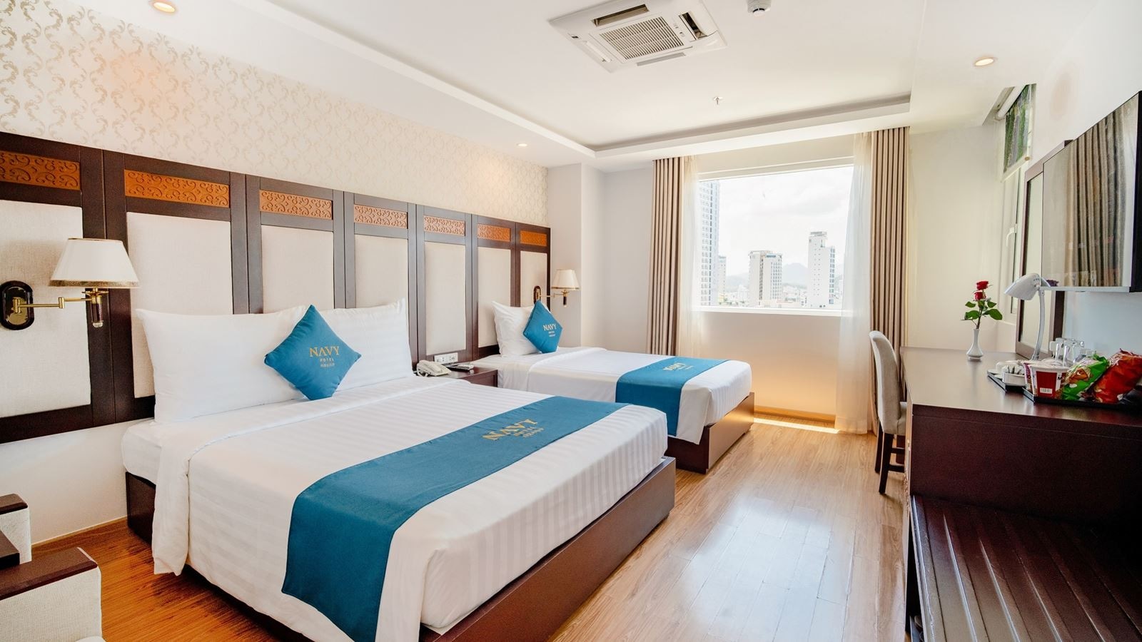 rooms-deluxe-city-view-with-balcony