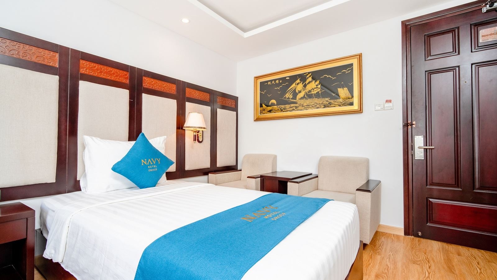 rooms-deluxe-city-view-with-balcony