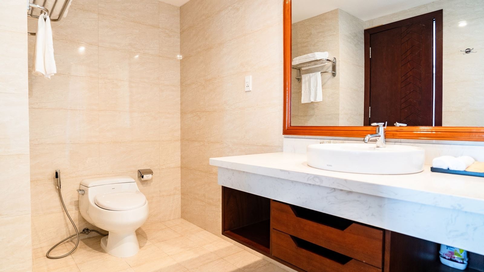 rooms-deluxe-city-view-with-balcony-child-without-extra-bed