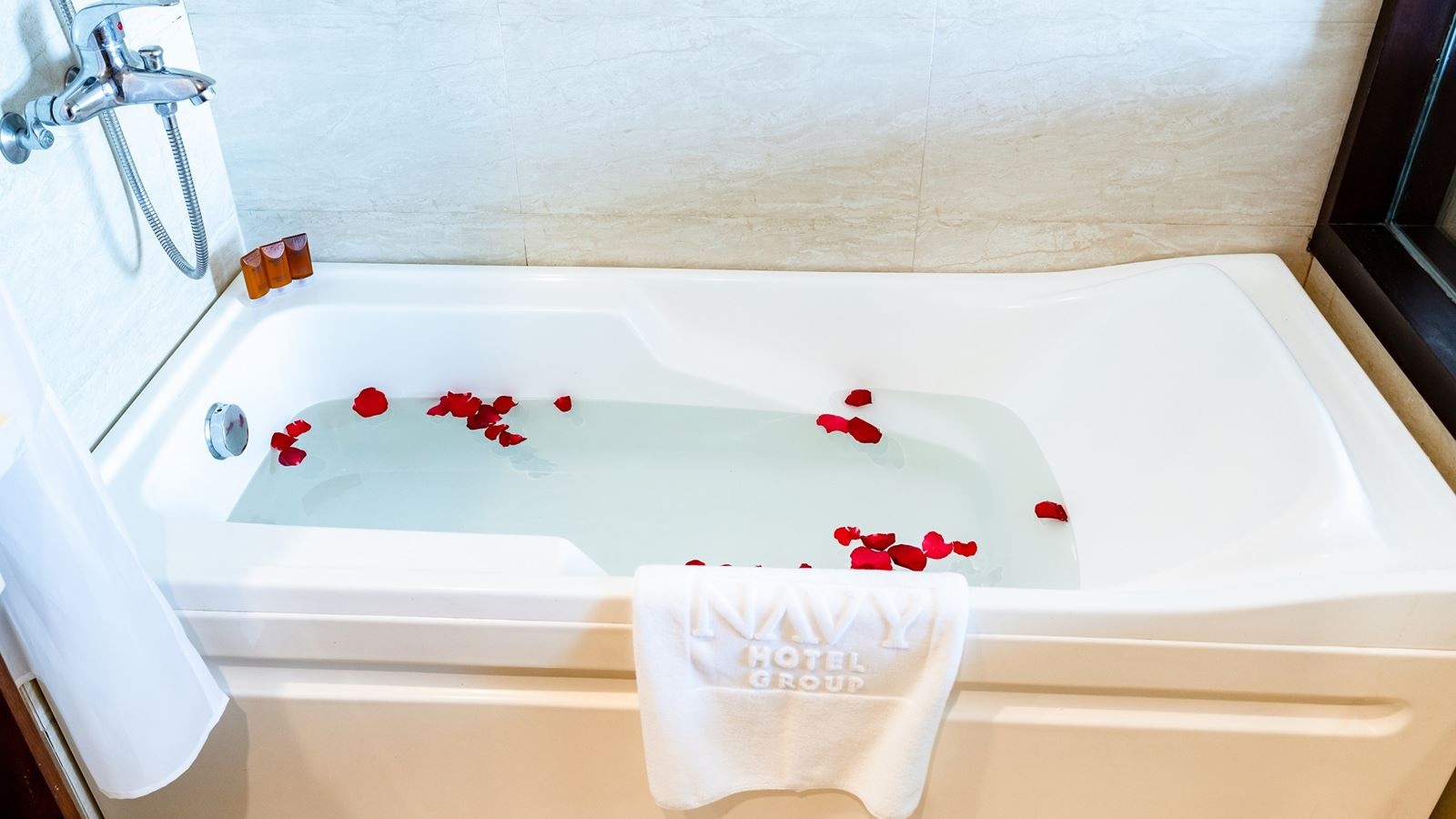 rooms-deluxe-city-view-with-balcony-child-without-extra-bed