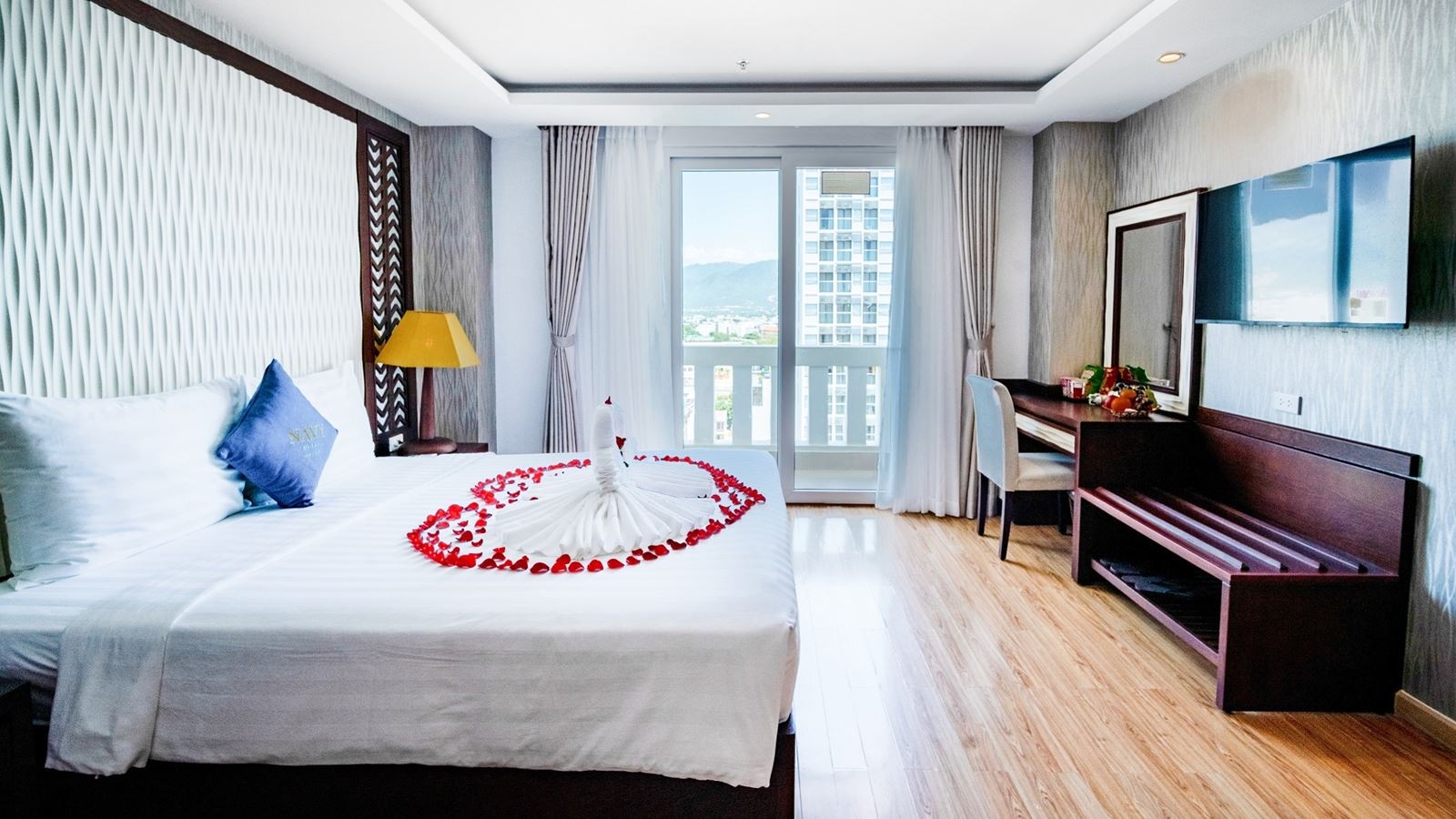 rooms-deluxe-city-view-with-balcony-child-without-extra-bed