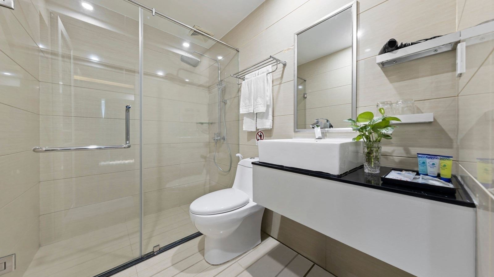 rooms-deluxe-sea-view-with-balcony