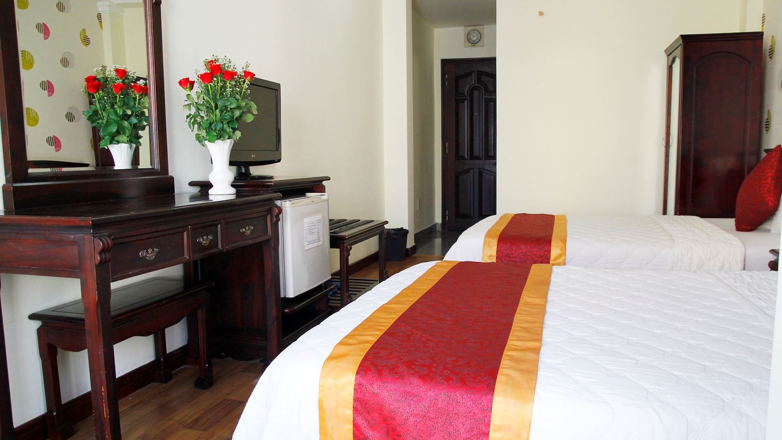 rooms-deluxe-balcony-twin-room