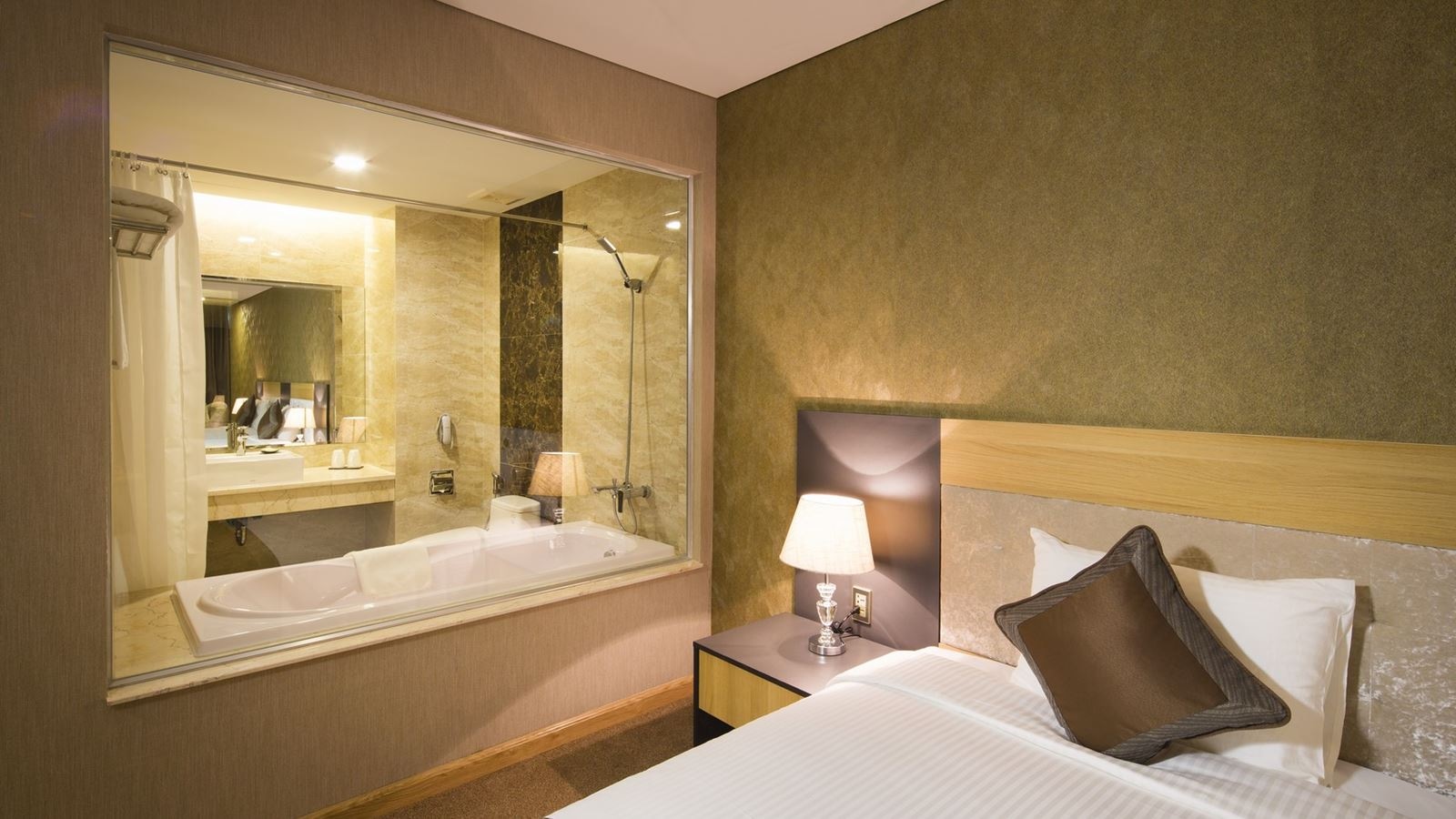 rooms-family-deluxe-triple-city-view