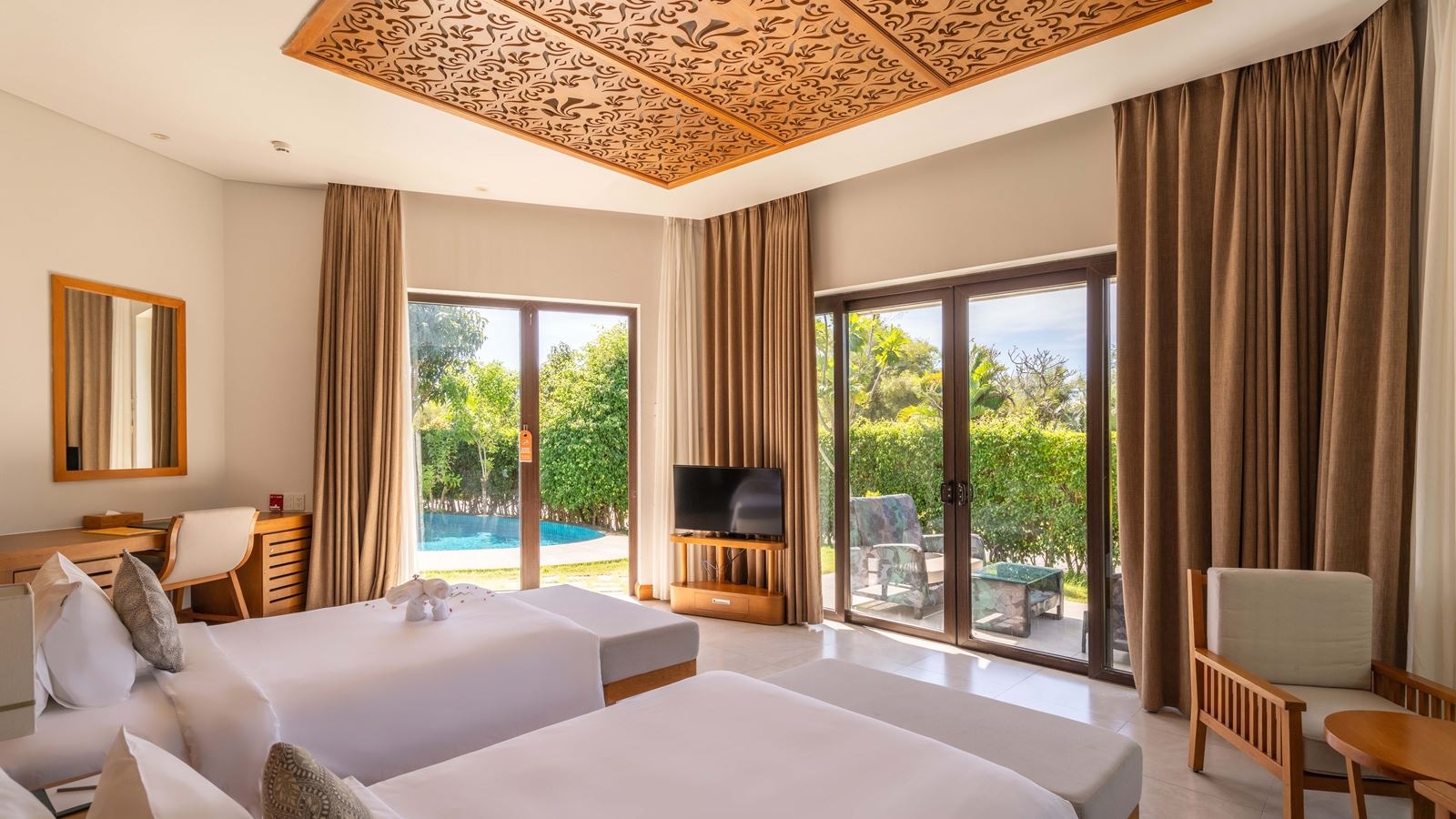 rooms-luxury-villa-poolside-with-terrace