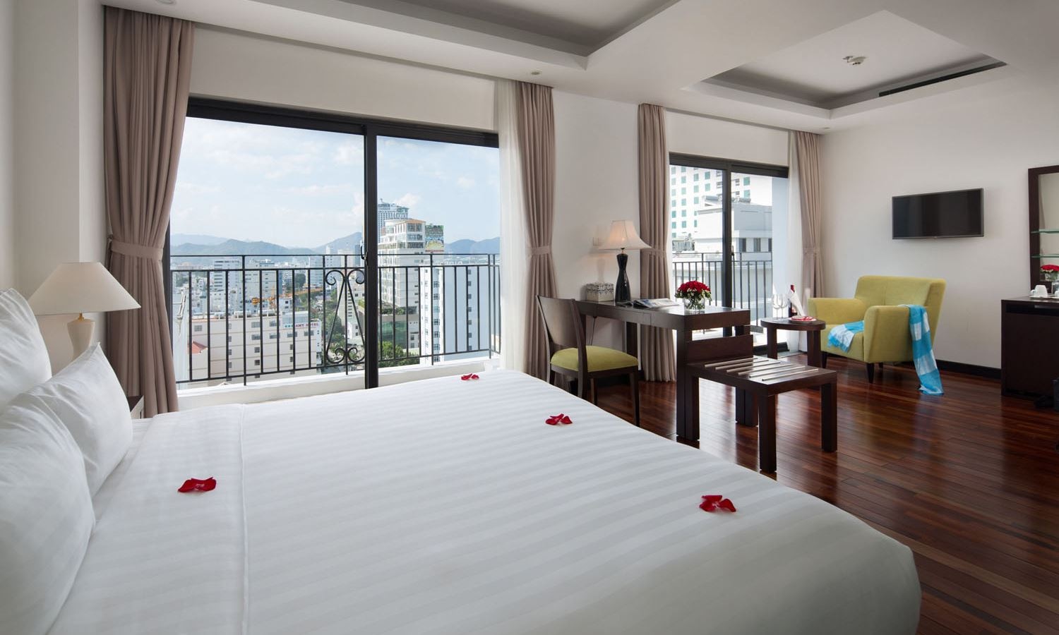 rooms-club-suite-with-balcony