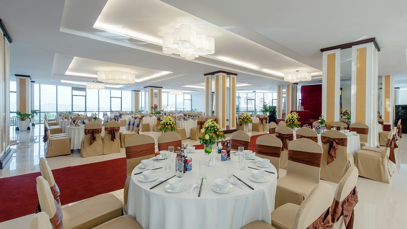 restaurants-yang-bay-restaurant-where-you-have-breakfast-or-gala-dinner-on-the-second-floor