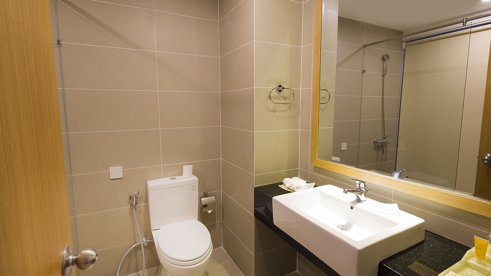 rooms-room-deluxe-sea-view-balcony