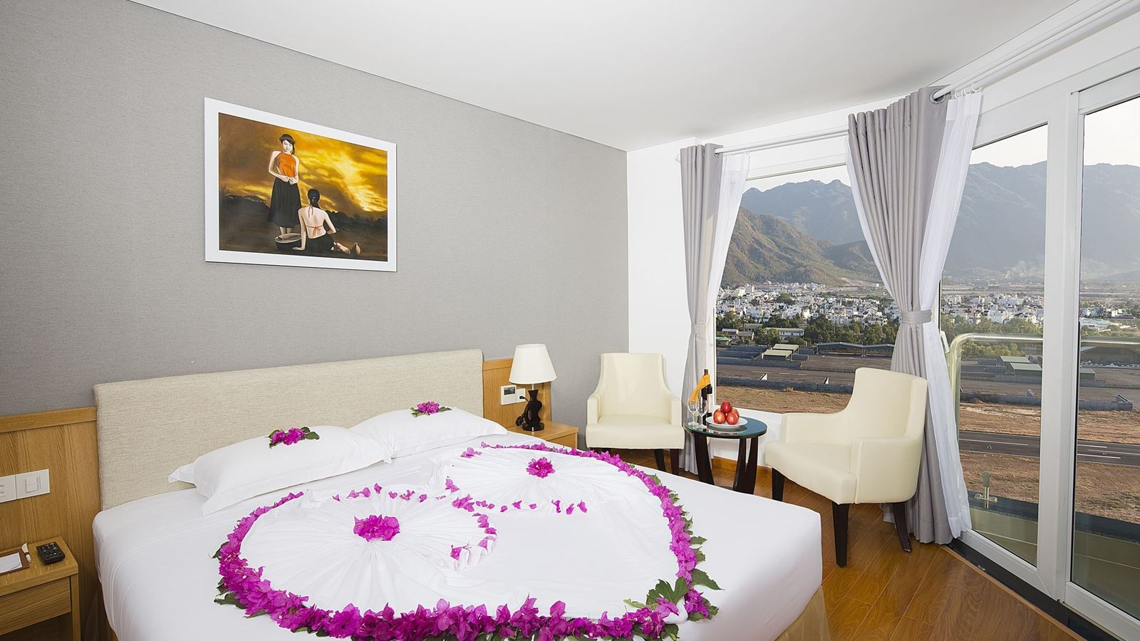 rooms-room-deluxe-city-view-with-balcony