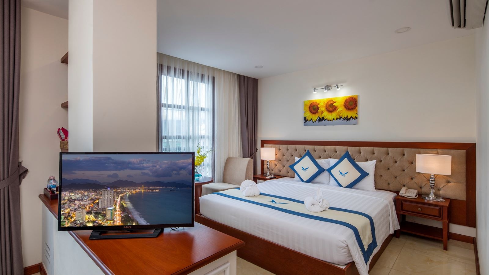 rooms-senior-city-view-with-balcony