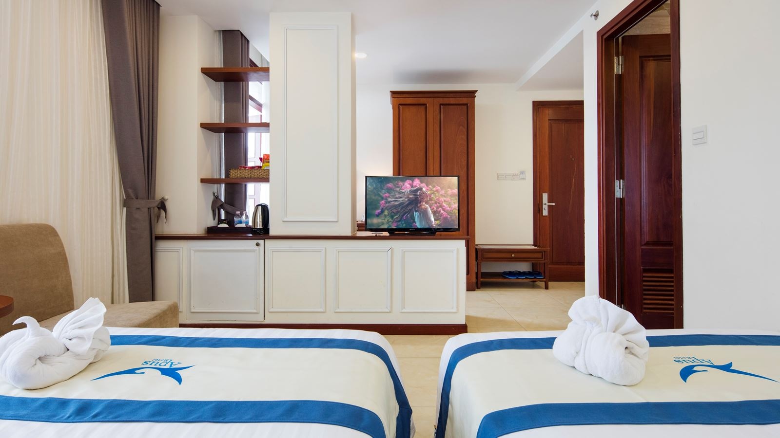 rooms-senior-city-view-with-balcony