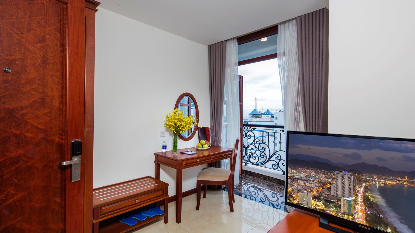 rooms-senior-city-view-with-balcony