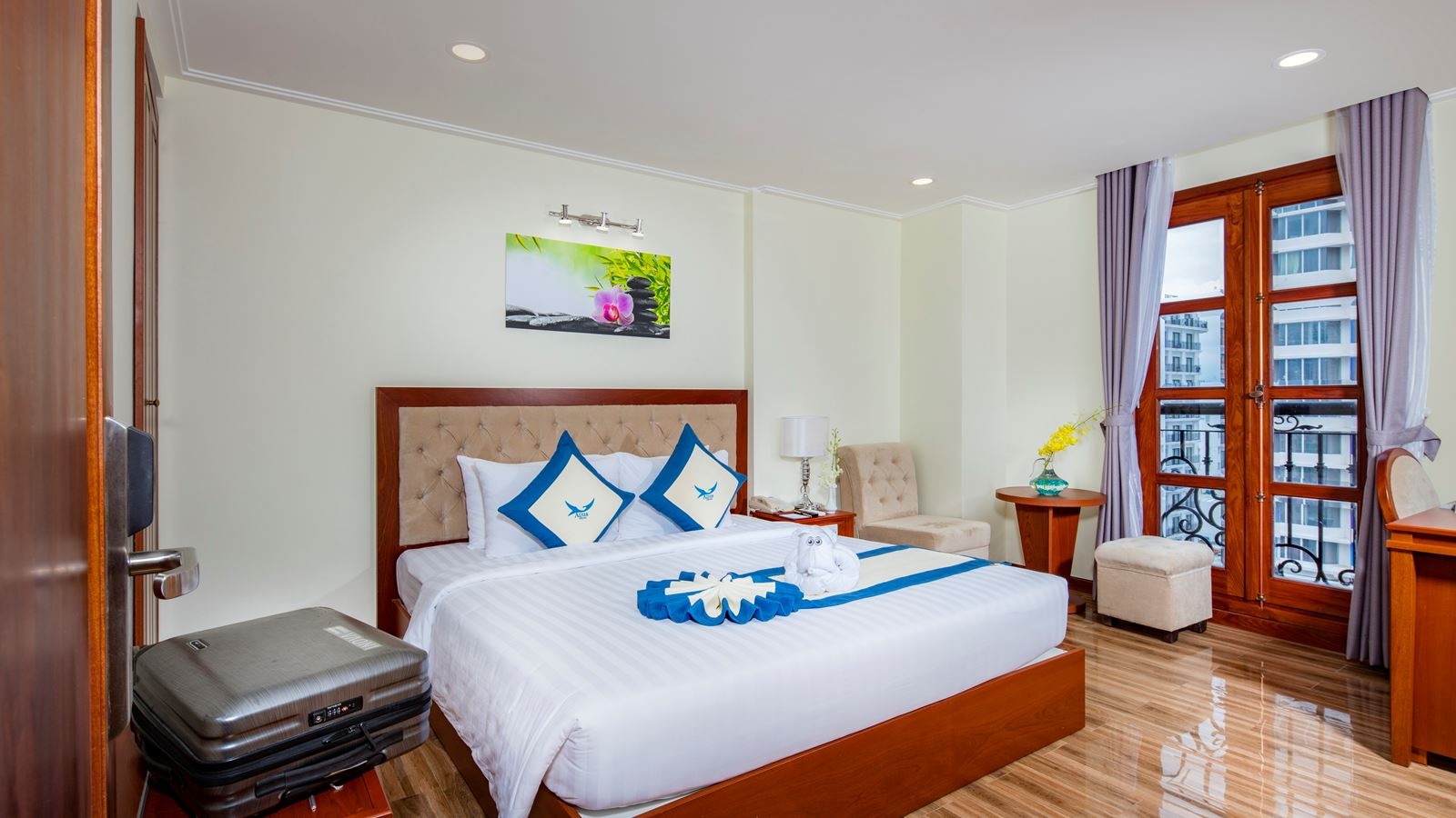 rooms-senior-city-view-with-balcony