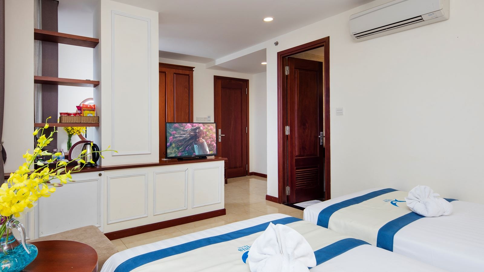 rooms-senior-city-view-with-balcony