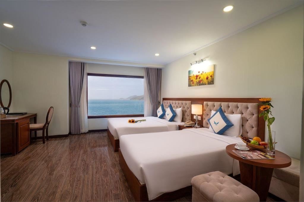 rooms-senior-sea-view-with-balcony