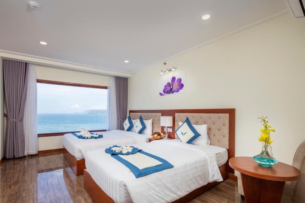 rooms-senior-sea-view-with-balcony
