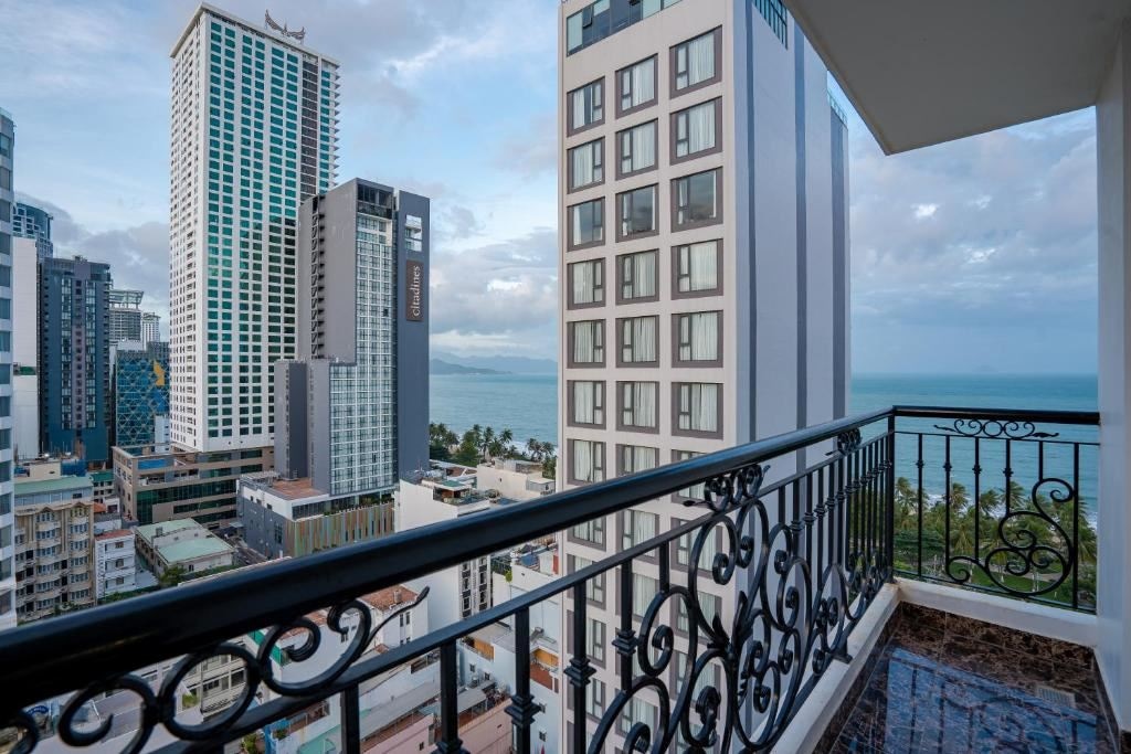 rooms-senior-sea-view-with-balcony
