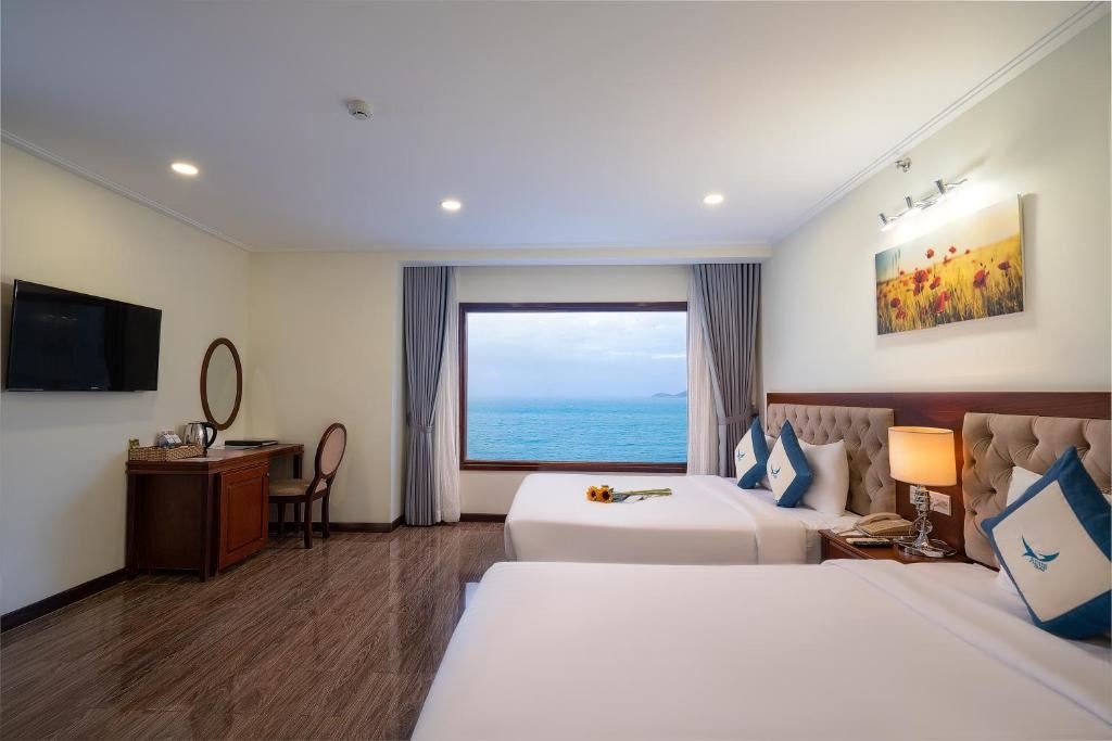 rooms-senior-sea-view-with-balcony