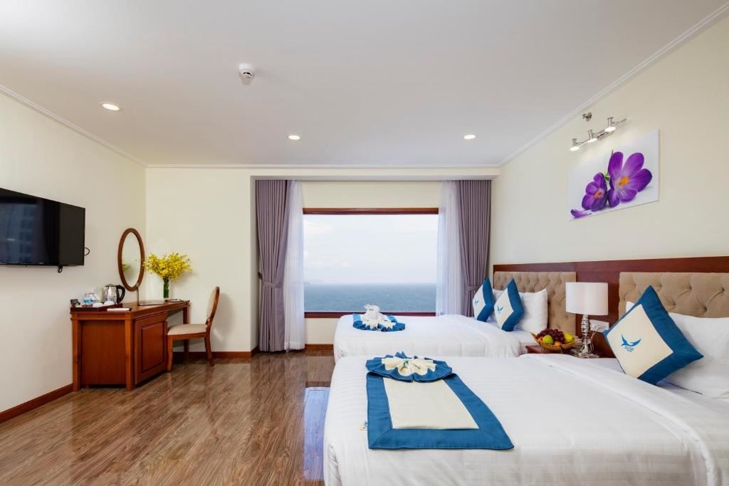 rooms-senior-sea-view-with-balcony