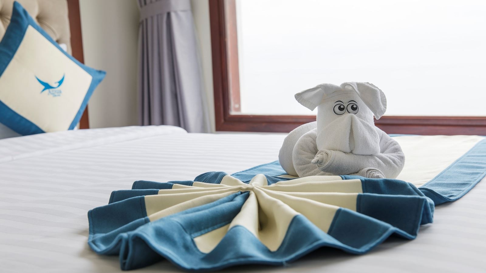 rooms-senior-sea-view-with-balcony