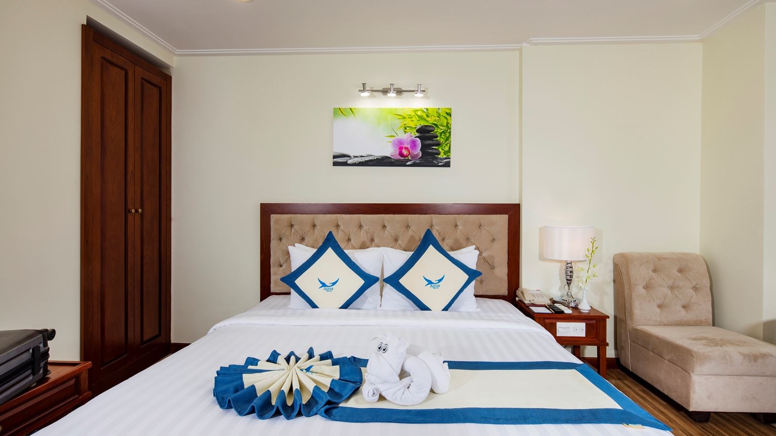 rooms-senior-sea-view-with-balcony-child-without-extra-bed