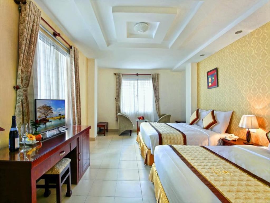 rooms-family-room-city-view