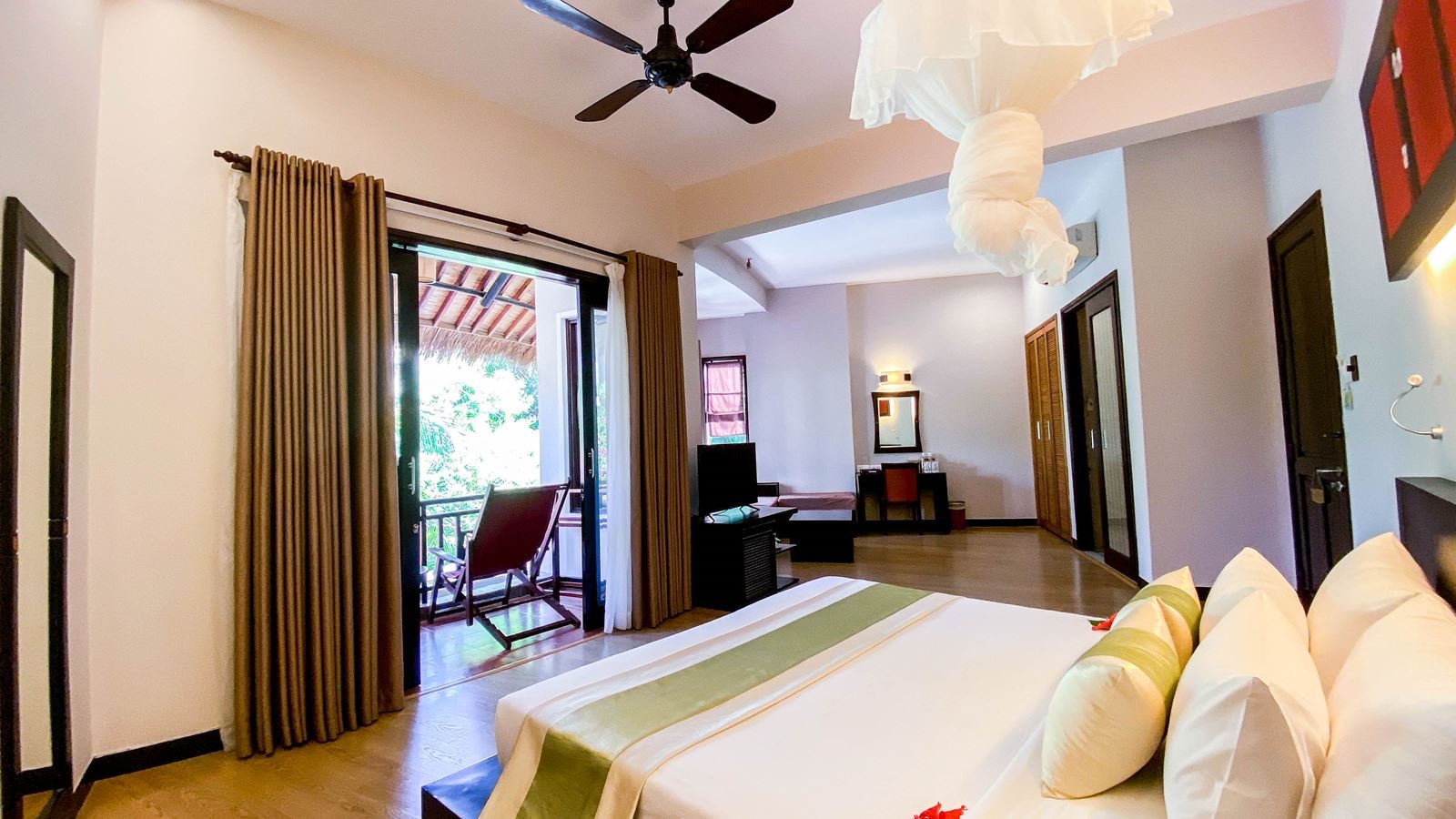 rooms-indochine-suite-garden-view-with-balcony