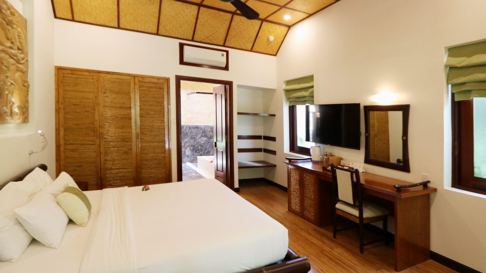 rooms-sea-breeze-bungalow-with-balcony