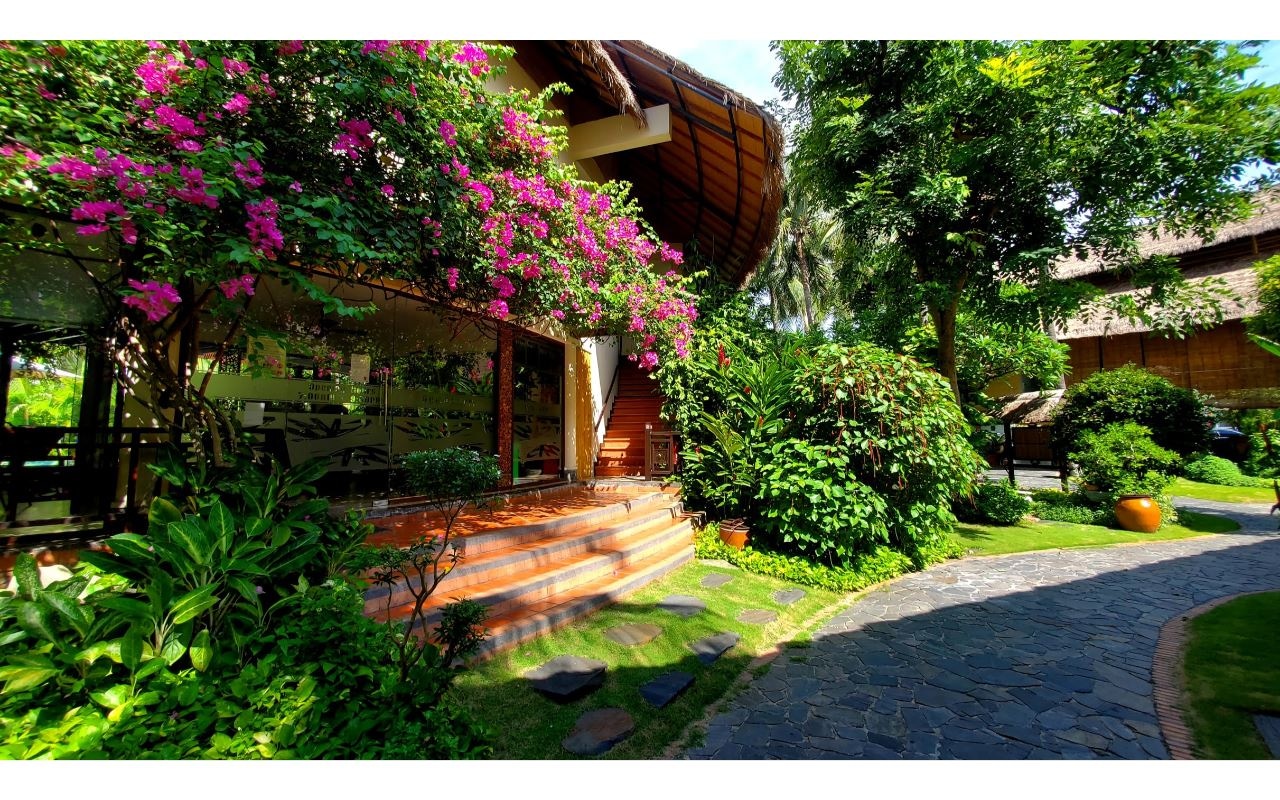 rooms-indochine-suite-garden-view-with-balcony-child-without-extra-bed