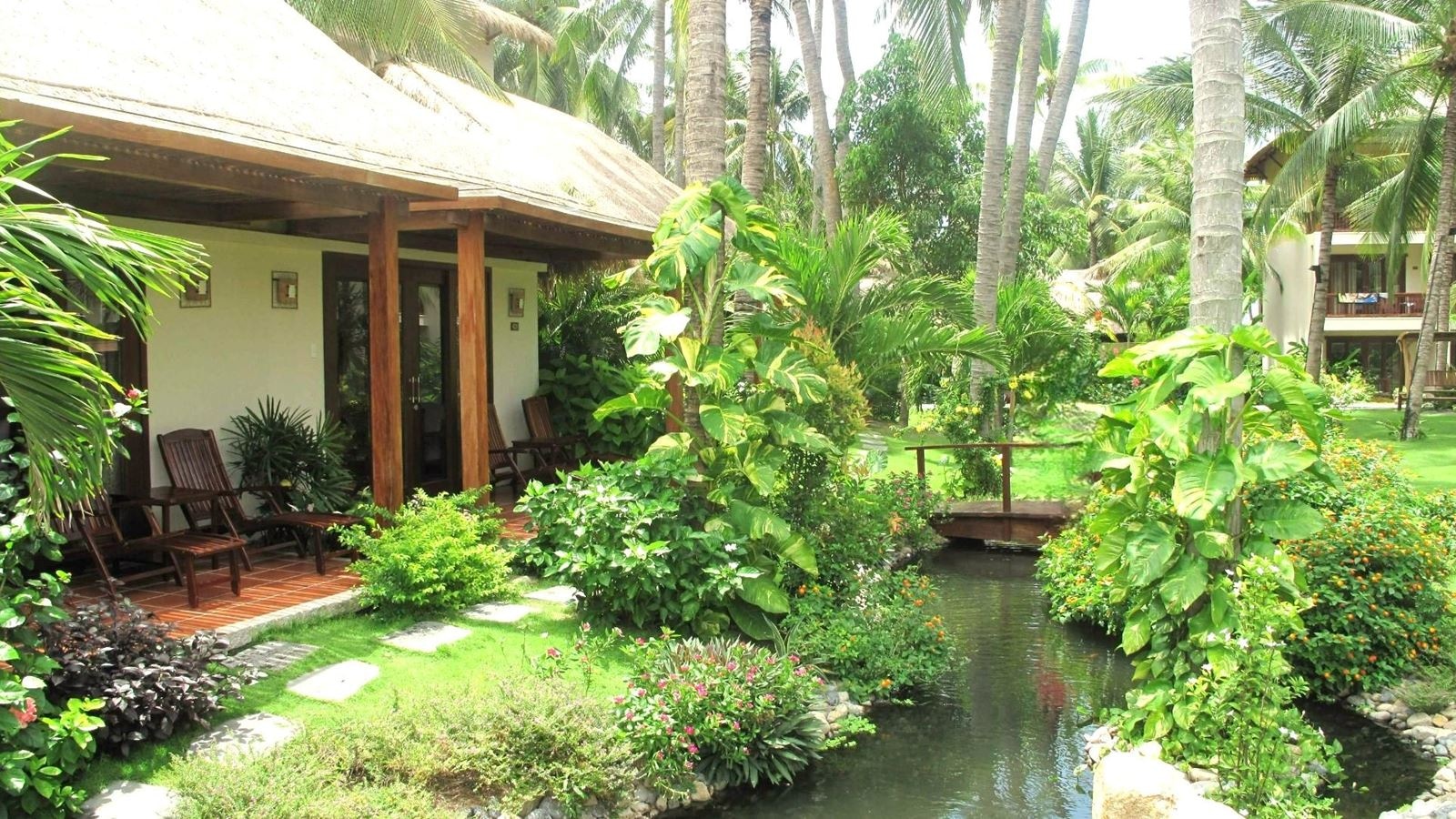 rooms-serene-oasic-bungalow-garden-view