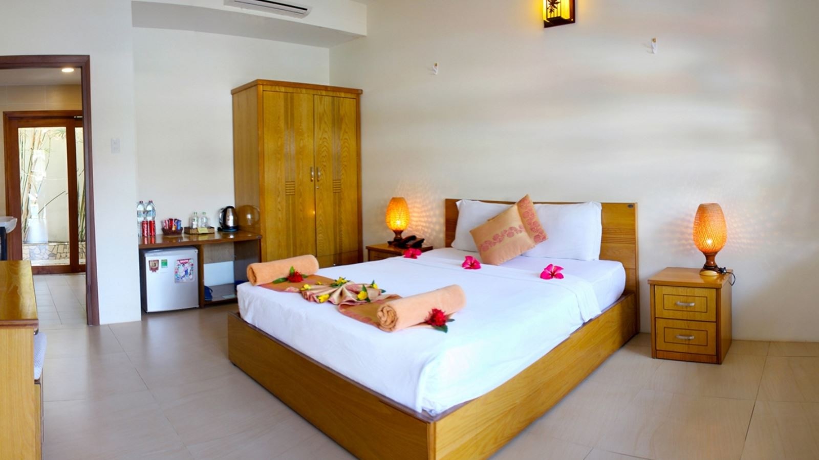 rooms-room-pool-view