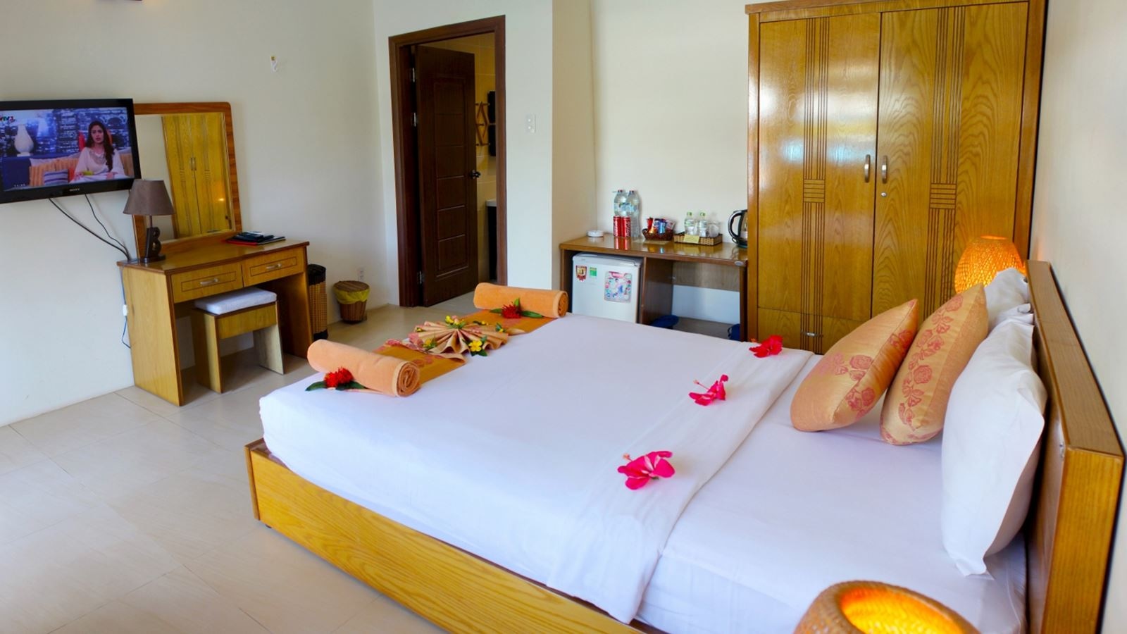 rooms-room-pool-view