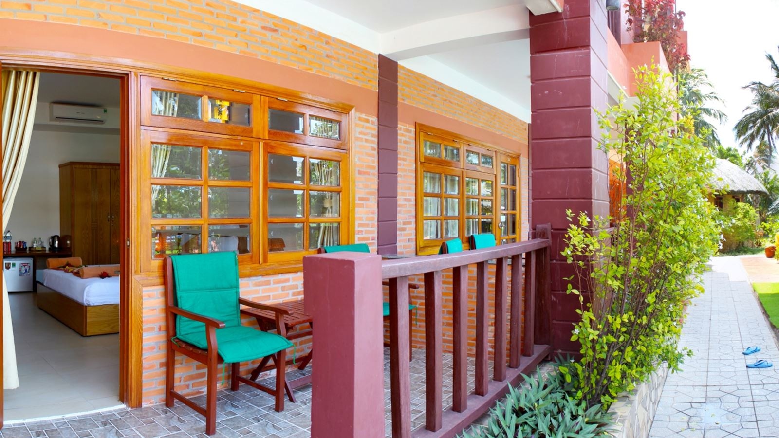 rooms-room-pool-view